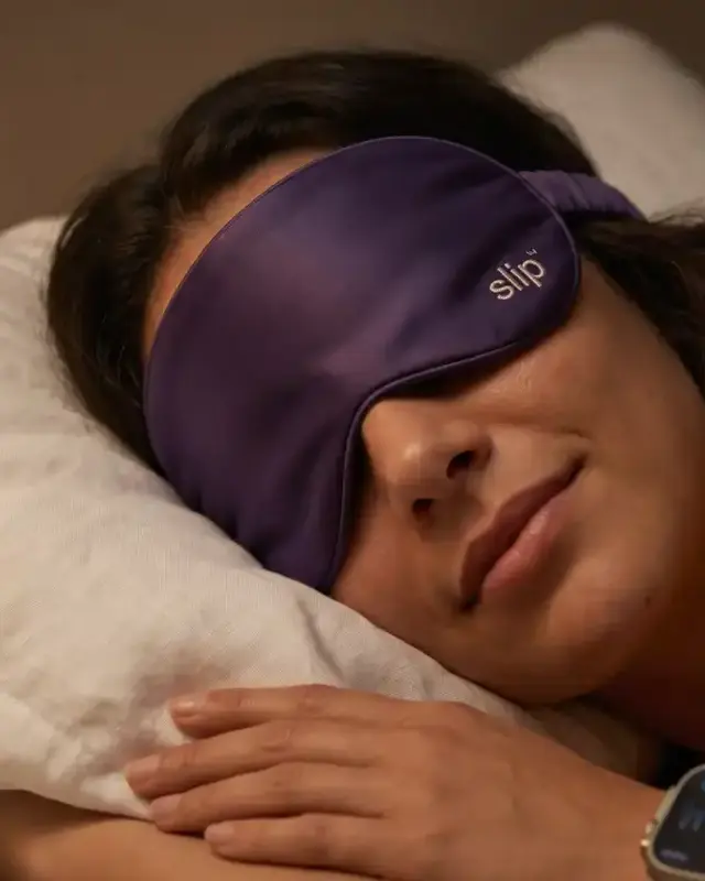 Mulher dormindo com a máscara de dormir da Slip